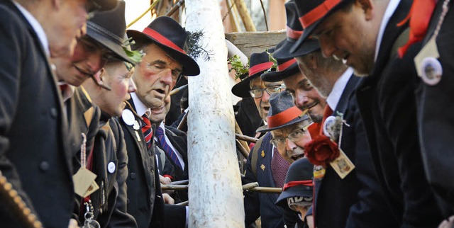 Hebt an: Fachmnnisch haben die Wlder...orizontale in die Vertikale gebracht.   | Foto: Felix Held, Axel Kremp