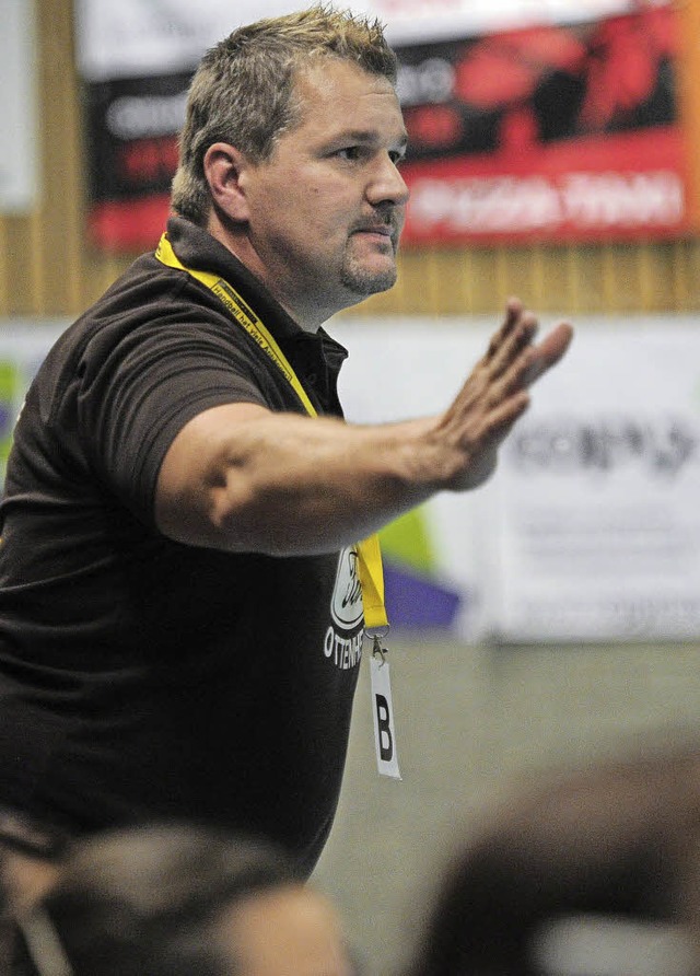 Da geht&#8217;s lang &#8211; Jochen Baumann beim Coachen.   | Foto:  Bettina Schaller