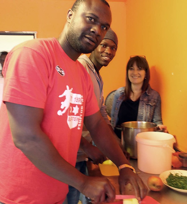 Kochen verbindet (von links): Lamin Sa...den Kochtreff fr Flchtlinge leitet.   | Foto: Ute Kienzler