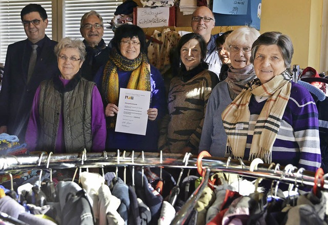 Die Kleiderkammer der Caritas in Offen... Gertrud Stlzel und Katharina Saric.   | Foto: Helmut Selle