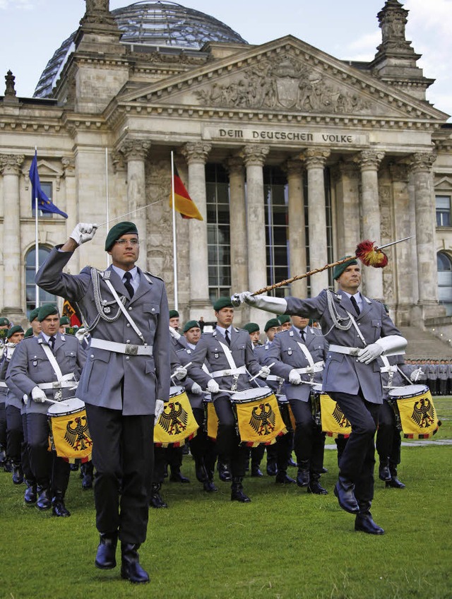 Fr diese Brger in Uniform ist eine h...orps der Bundeswehr vor dem Reichstag   | Foto: dpa