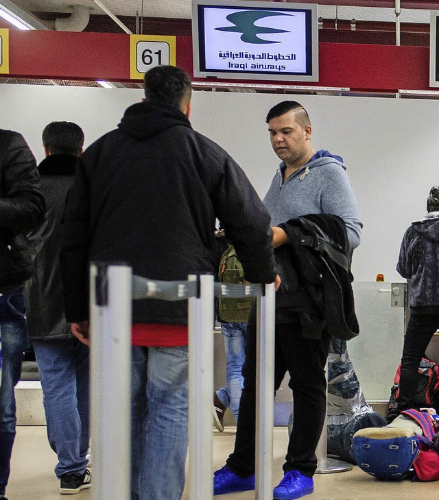 Wartende Kurden im Flughafen Tegel  | Foto: dpa