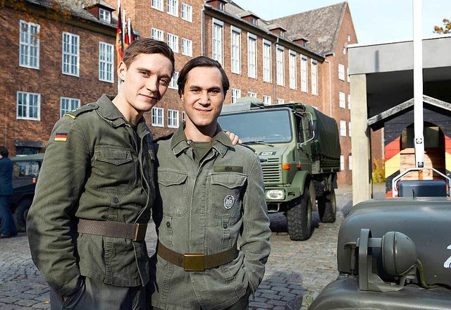 Die Schauspieler Jonas Nay (links) und...ie fr den Grimme-Preis nominiert ist.  | Foto: dpa