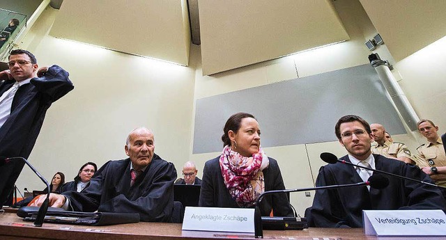 Beate Zschpe und ihre Verteidiger Hermann Borchert (links) und Mathias Grasel   | Foto: dpa/AFP
