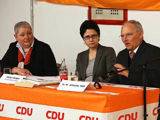 Bundesfinanzminister Wolfgang Schuble...  Marion Gentges (von links) hren zu.  | Foto: Christoph Breithaupt