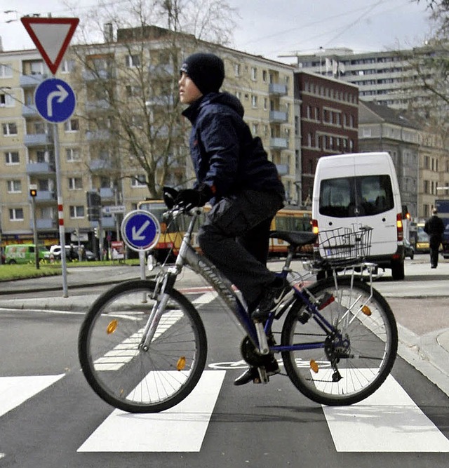 Radler auf dem Zebrastreifen: erlaubt, aber umstritten.  | Foto: dpa