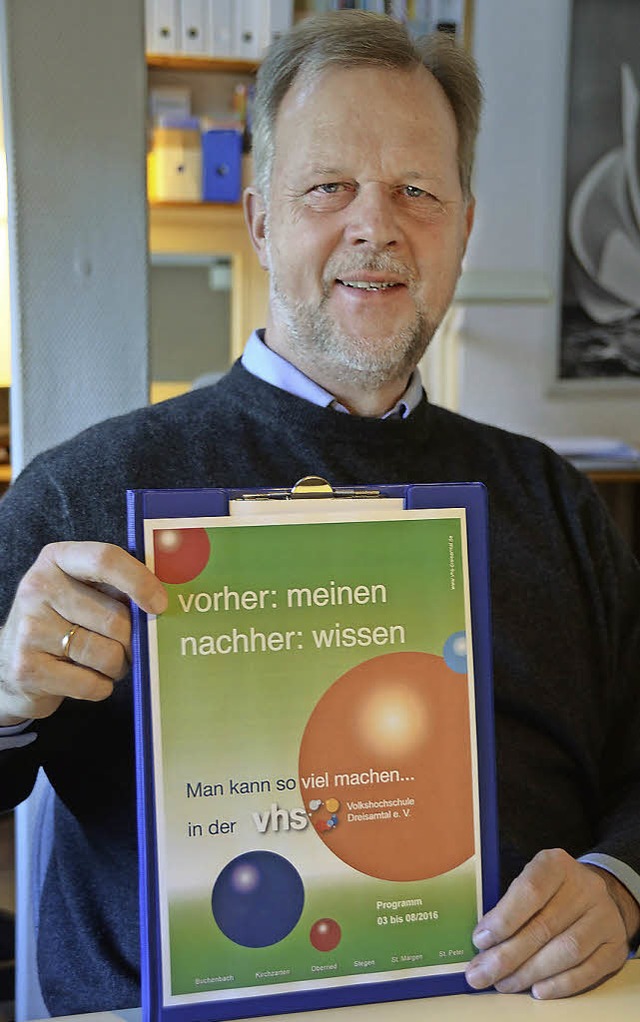 VHS-Leiter Wolfgang Schulz mit dem Programmheft fr das neue Semester.   | Foto: Markus Donner