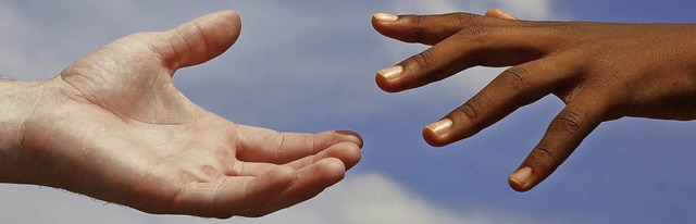 Die Hand reichen zur Hilfe: Diese Gest...htlingshelfer in der Region wrtlich.   | Foto: colourbox /M. Herceg /G. Hennicke