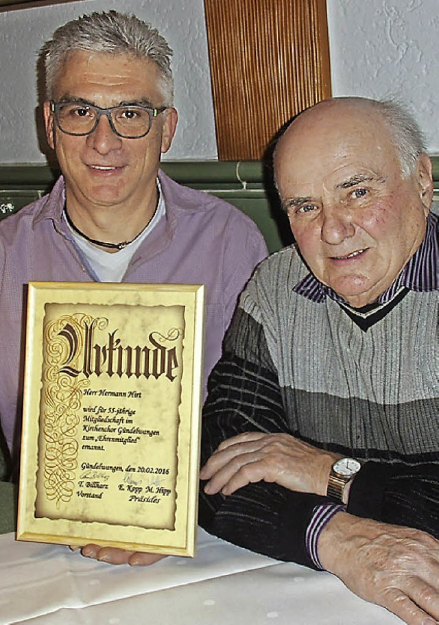 Der Vorsitzende Thomas Billharz (links...annte Hermann Hirt zum Ehrenmitglied.   | Foto: Selz