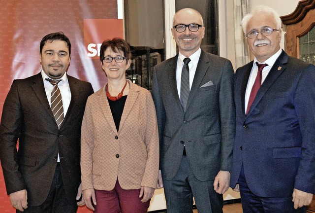 Sleyman Emre (von links), der zweite ... Hidir Grakar beim Vortrag zu Europa   | Foto: Horatio Gollin
