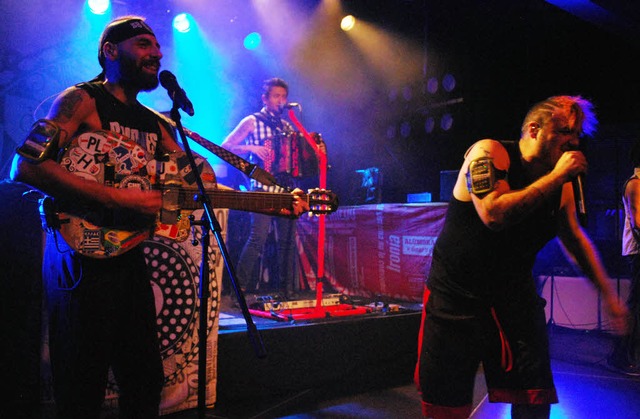 Che Sudaka aus Barcelona machten Party im Burghof.  | Foto: Loisl Mink