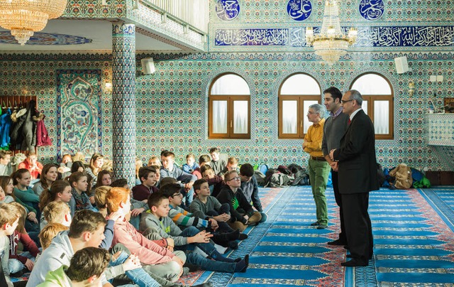 Sie erklren den Schlerinnen und Sch... Uskar Ensar (beide von der Moschee).   | Foto: Faruk nver