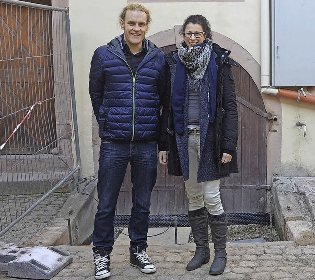 Steffen Krauth und Valerie Schoenenber...r Besucher eine museale Prsentation.   | Foto: Ralf Burgmaier