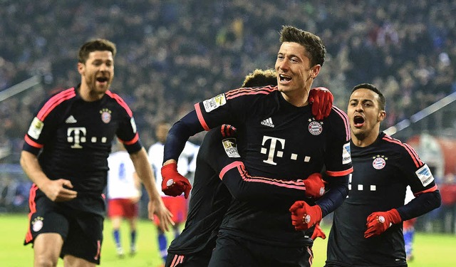 Bayern-Jubel: Die Spieler des Rekordme...peltorschtze Robert Lewandowski ein.   | Foto: AFP