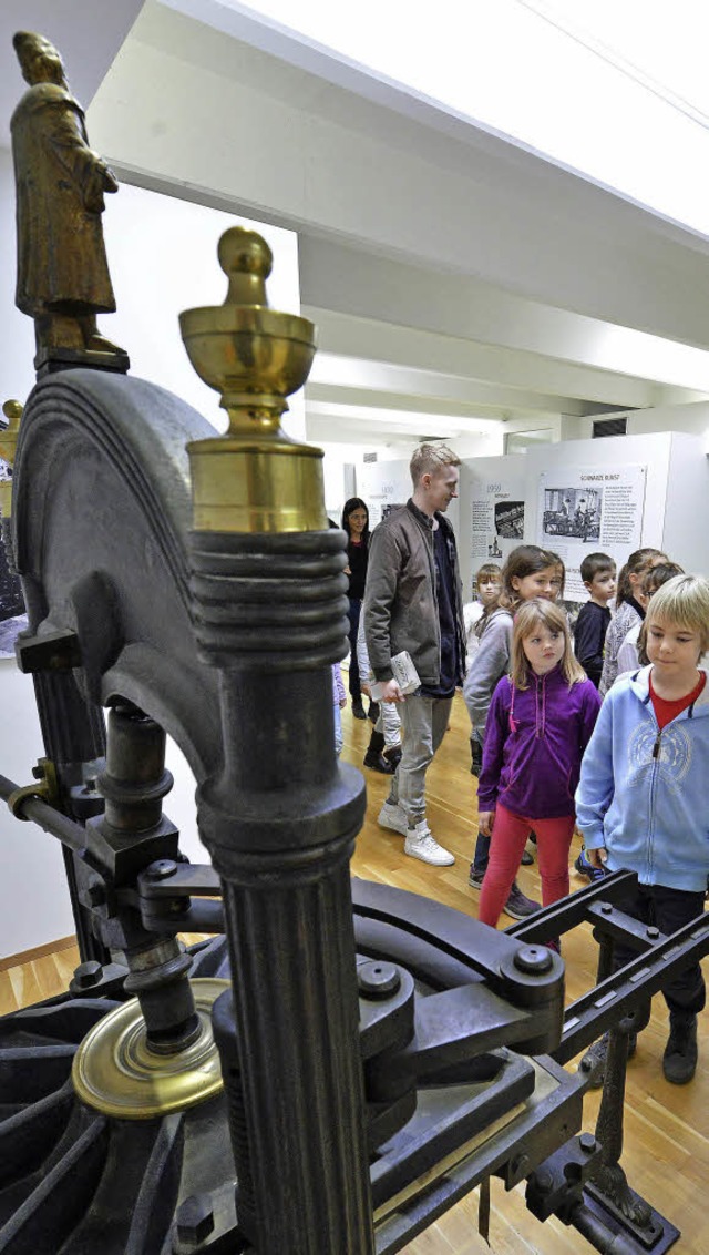 Junge Leser, alte Druckmaschine: Die V...aunen, was es im Museum zu sehen gibt.  | Foto: Michael Bamberger