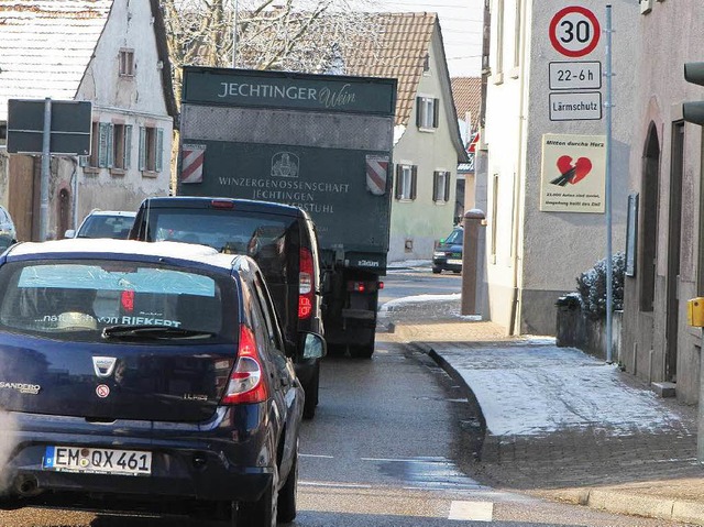 Viel Verkehr rollt durch Kndringen- E...rgerinitiative will etwas dagegen tun.  | Foto: Janina Ruth