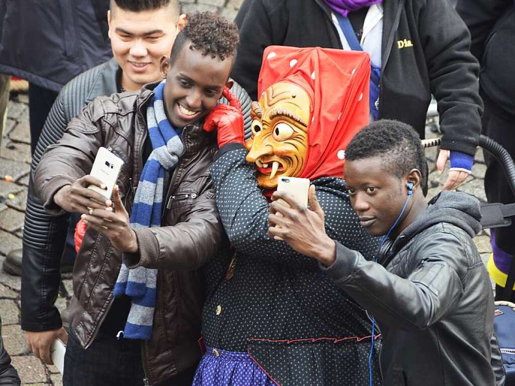 Selfie mit Offenburger Hexe: Die jungen Flchtlinge Syedali aus Somalia (l.) und Osman aus dem Senegal haben Spa an der Offenburger Fasent: „It’s fun!“ – es ist ein Spa.