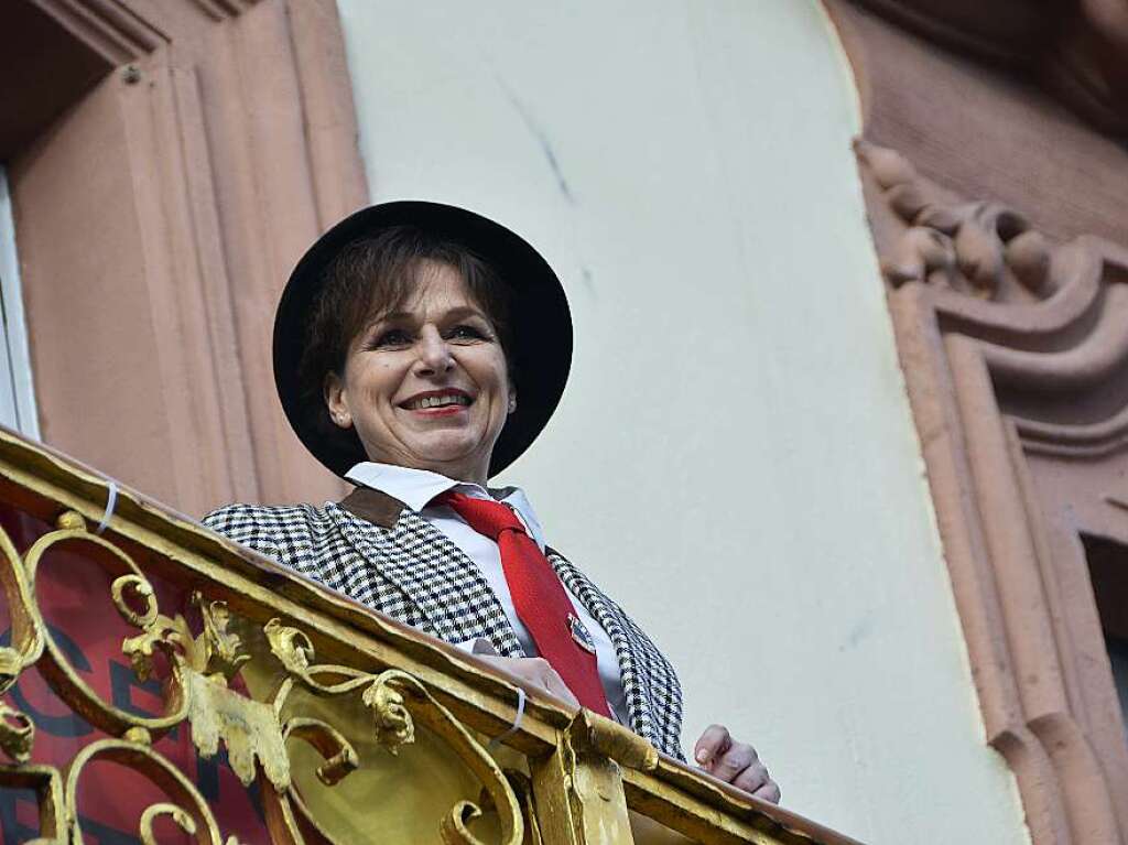 Noch kann sie lachen:Offenburgs Oberbrgermeisterin  Edith Schreiner vor dem Rathaussturm und der Entmachtung. Seit kurz nach 11.11 Uhr am Samstag  geben die Narren im Rathaus den Ton an.