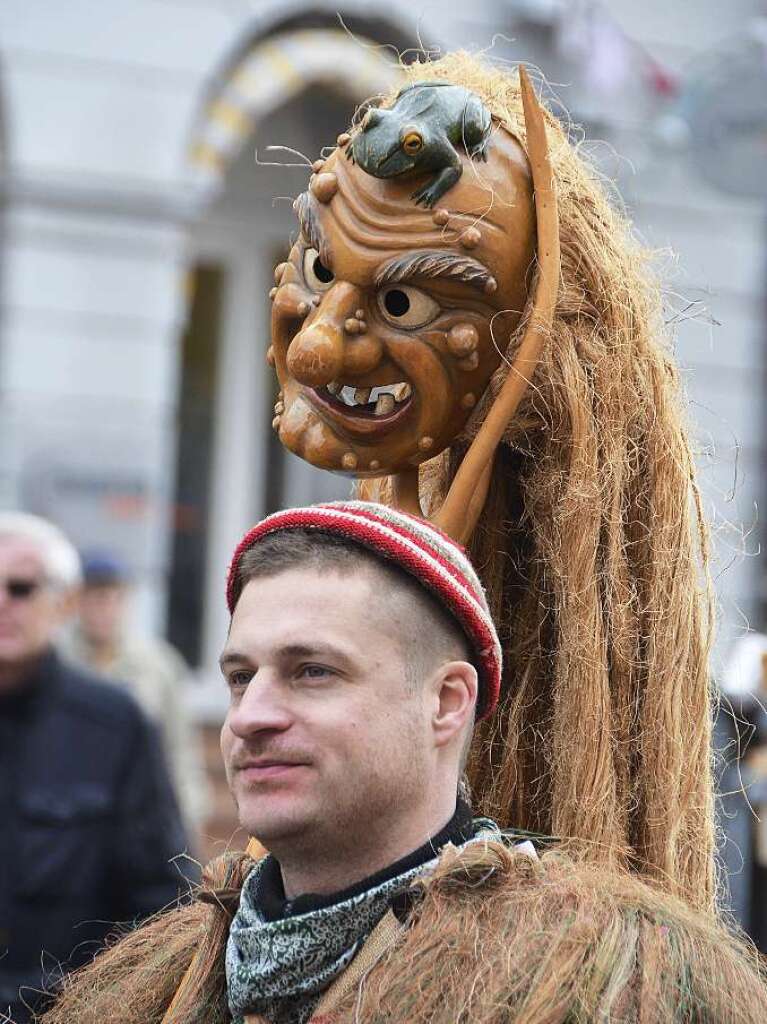 Vielfotografierter Narr: ein Mitglied der Fessenbacher Rebknrpli mit Maske