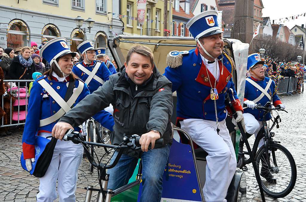 Die Ranzengarde lsst sich zum Rathaussturm kutschieren: Marktmeister Elvis Banea fhrt Ranzengarde-Hauptmann Thomas Simon in der stdtischen Rikscha vors Rathausportal.