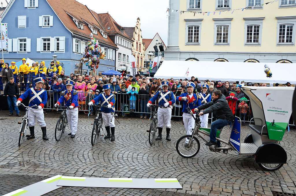 Mit Rdern rcken die Ranzengardisten zum Rathaussturm an.