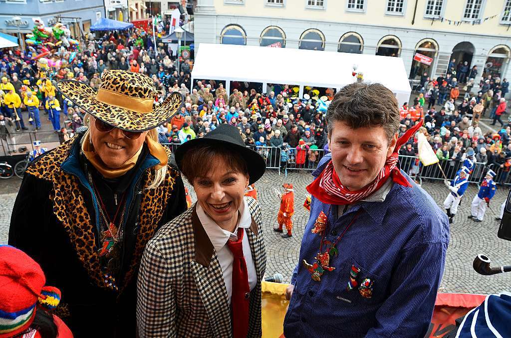 Das Brgermeister-Trio auf dem Rathausbalkon: Finanzbrgermeister Hans-Peter Kopp in der Kluft eines schuldenfreien Reichen, OB Edith Schreiner und Baubrgermeister Oliver Martini