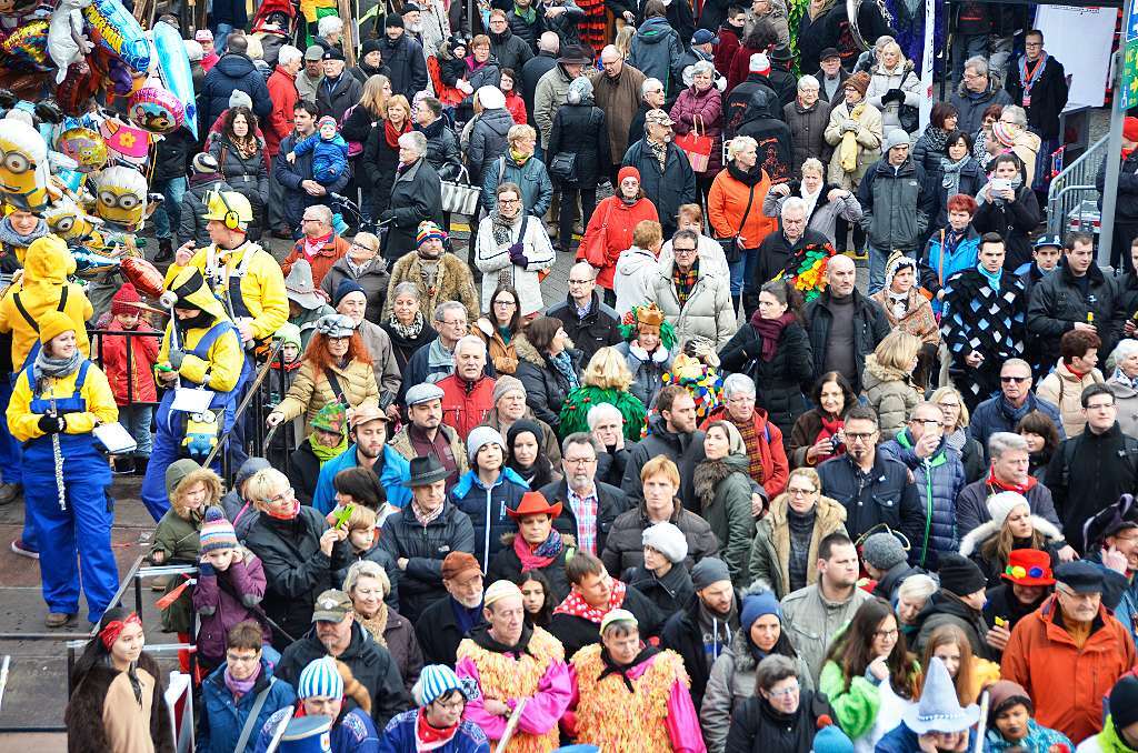 Nrrisches Volk am 38. „Bohneburger“ Narrentag in Offenburg, wo es natrlich auch wieder die berhmte Bohnesupp der Ranzengarde gab. Wer sie versumt hat: am Schmutzigen Donnerstag gibt’s Nachschlag – allerdings schon um 6 Uhr frh!