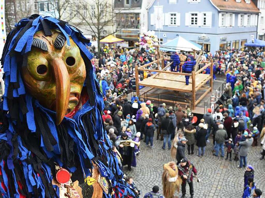 Die Bohlsbacher Krabbenaze (l.) steuern zum Narrentag das Hngen und Fleddern auf dem Schindbock bei