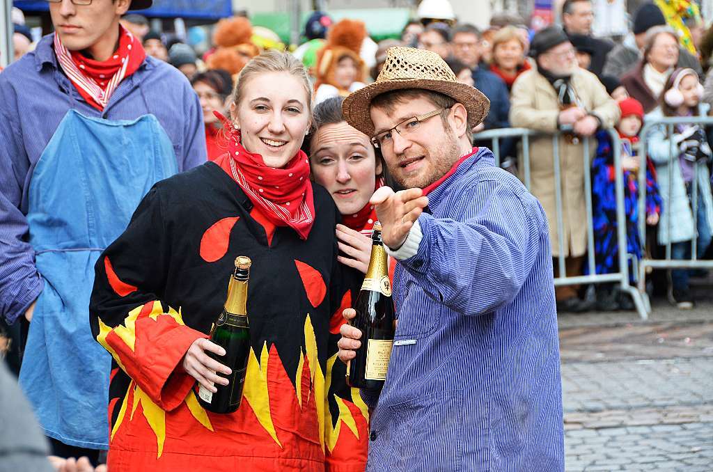 Da geht’s lang: Matthias Wolf (r.)  vom Weingut Schloss Ortenberg erklrt den Ablauf des Scheeserennens.