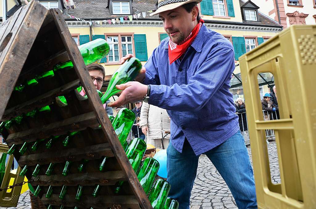 Die Zeit luft: der sptere Sieger Stefan Huschle beim Flaschenstecken am Rttelbrett.