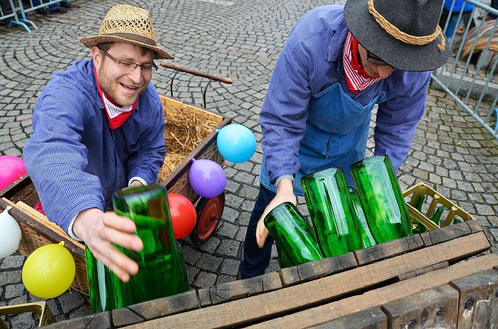 Matthias Wolf (l.) und Johannes Sack vom Weingut Schloss Ortenberg staplen Flaschen ins Rttelbrett.