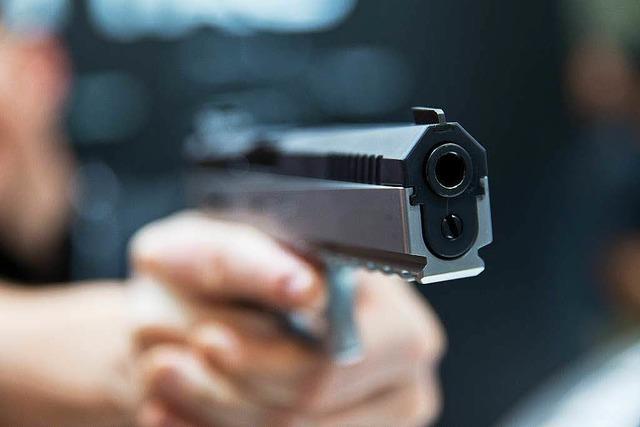 Vermummter schießt mit Pistole auf AfD-Plakataufsteller