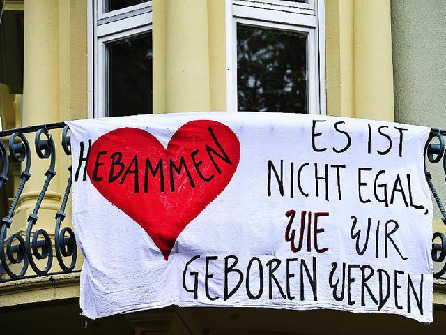 Ein Protestbanner von Hebammen an einem Freiburger Balkon.  | Foto: Thomas Kunz