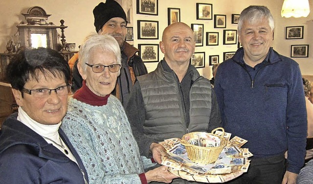 Maria Vielhauer und Hans Schandelmeyer...eiter Reihe &#8222;Onkel Peter&#8220;.  | Foto: Reiner Merz