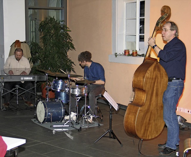 Ein bestens eingespieltes Trio:  Phili...owie Andreas Schauder  am Kontrabass.   | Foto: Helmut Hassler