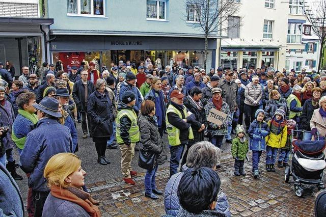 Kundgebung von Gegnern einer Flchtlingsunterbringung und Gegendemonstrationen in Donaueschingen bleiben friedlich