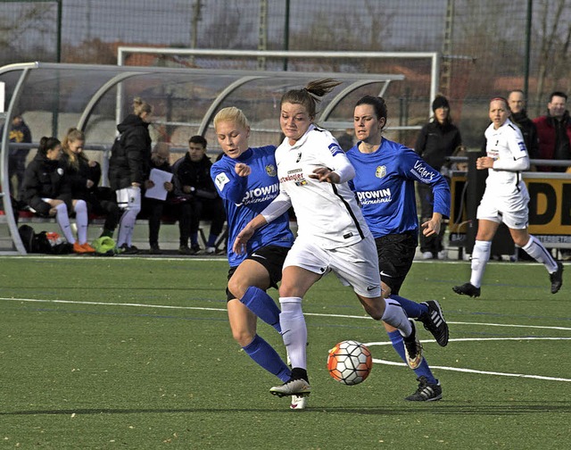 Zum Testspiel trafen  die Bundesliga-D...auf die  Kickerinnen aus Saarbrcken.   | Foto: Volker Mnch