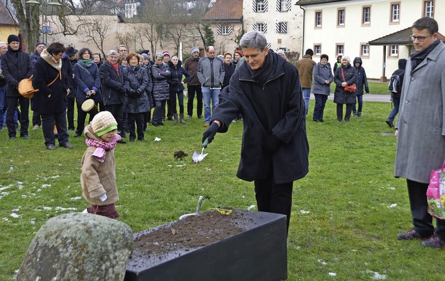 Ortschaftsrtin Sibylle Jung wirft Erd...en der  rtlichkeit zu verabschieden.   | Foto: Horatio Gollin