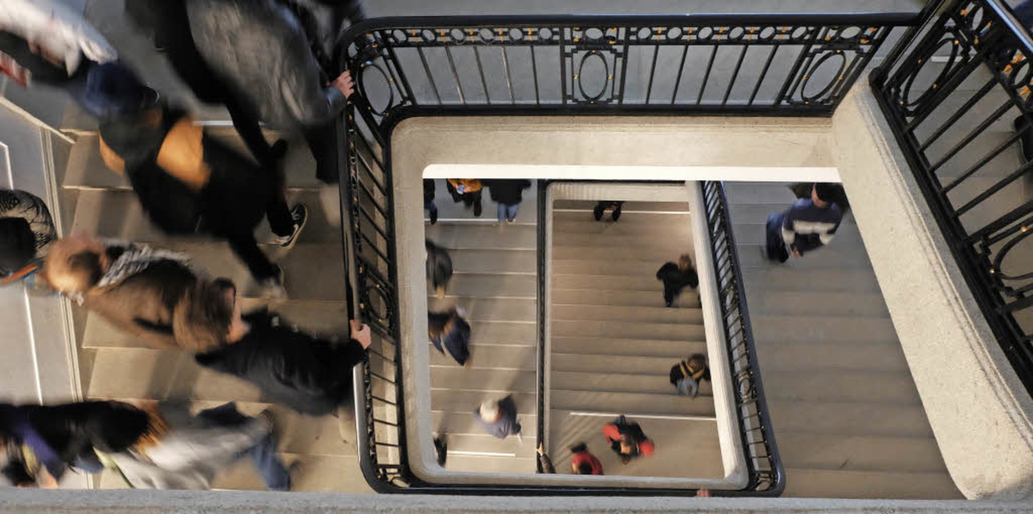 Selbst in den Treppenhäusern, hier das Museum der Kulturen, war jede Menge los.  | Foto: Ansgar Taschinski