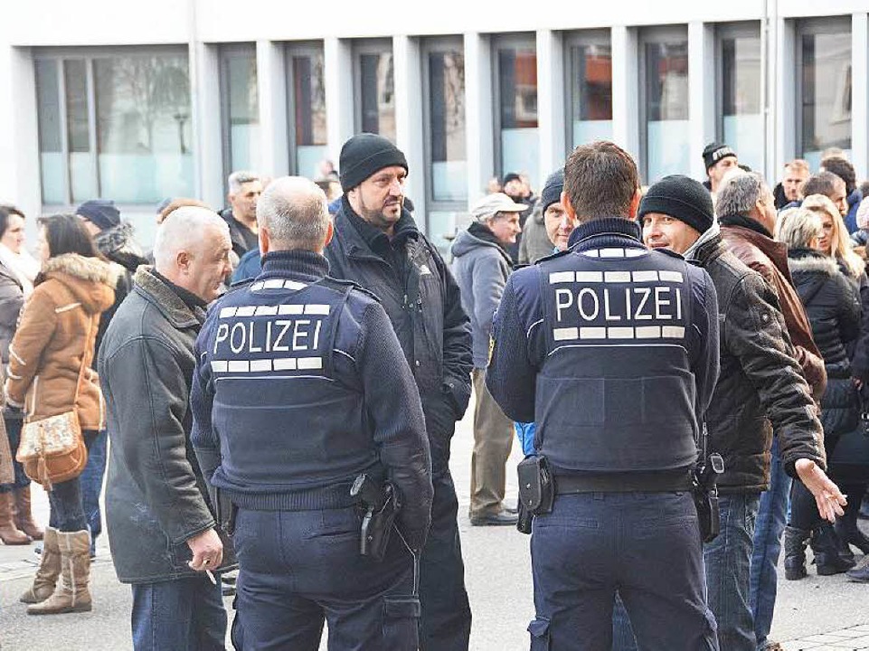 Die Polizei im Gespräch mit Demonstranten  | Foto: Christian Kramberg
