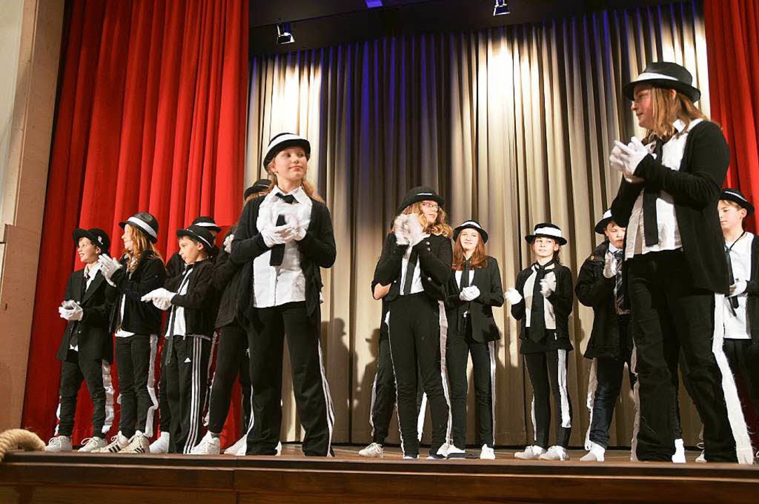 Narresome-Tanz unter Leitung von Bettina Weienberger  | Foto: Edgar Steinfelder