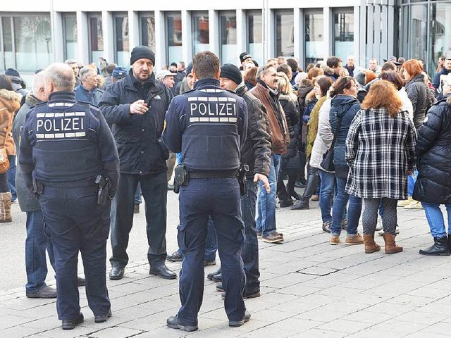 Polizisten diskutieren mit Demonstrant...r ber die aktuelle Flchtlingspolitik  | Foto: Christian Kramberg