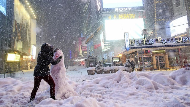 Zwangsentschleunigtes New York: Eine F...aut einen Schneemann am Times Square.   | Foto: AFP