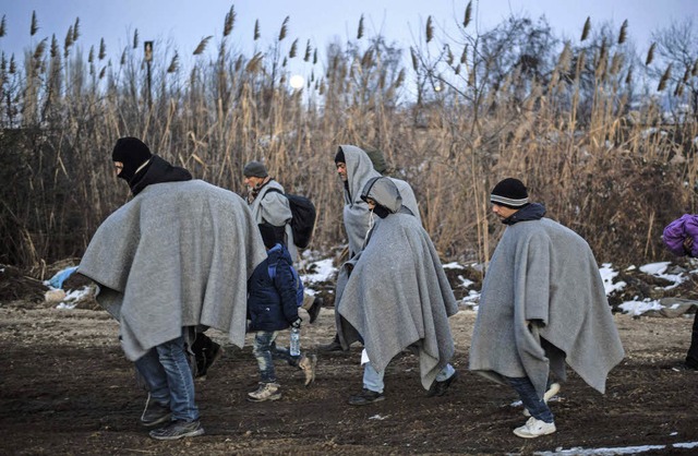 Der Strom der Flchtlinge reit nicht ...an der mazedonisch-serbischen Grenze.   | Foto: AFP