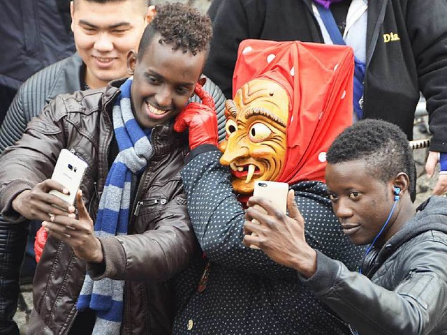 Selfie mit Offenburger Hexe: Die junge...s fun!&#8220; &#8211; es ist ein Spa.  | Foto: Helmut Seller