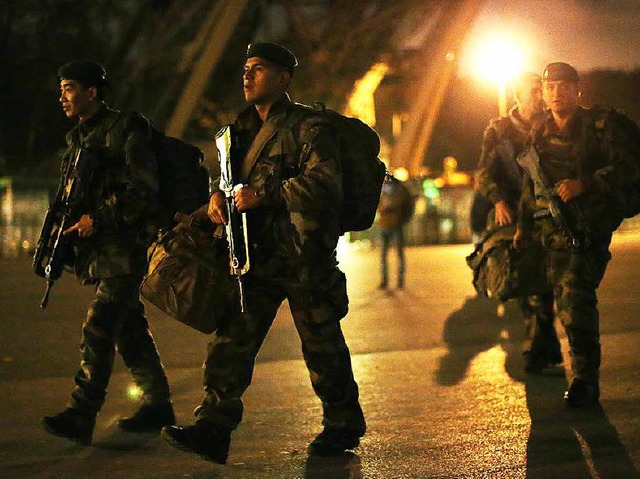 Patrouille frs Vaterland: Soldaten am Eiffelturm in Paris  | Foto: Malte Christians