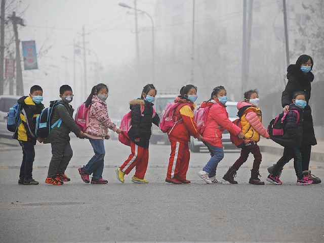 Bald ein Bild aus der Vergangenheit?  ...en sich mit Atemmasken durch den Smog.  | Foto: STR