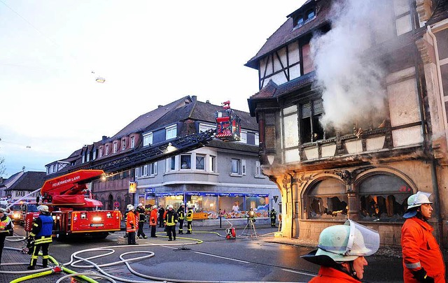 Ein Raub der Flammen wurde das histori... Gebude der frheren Engel-Apotheke.   | Foto: WOLFGANG KNSTLE