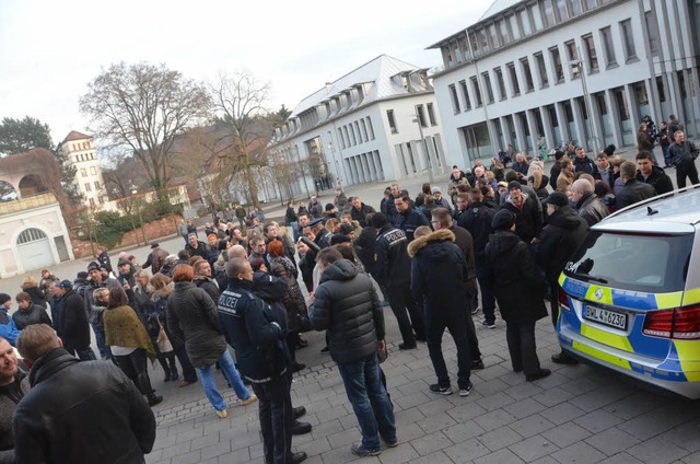 Unangekndigt demonstrierten rund 350 ...haus in Lahr gegen Flchtlingspolitik.  | Foto: Christian Kramberg