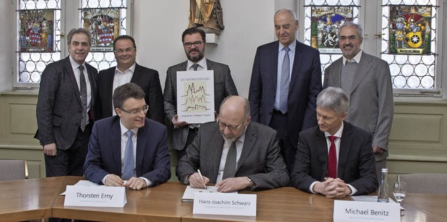 Unterzeichnung der Urkunde frs neue S... der Ferienregion Mnstertal-Staufen).  | Foto: Martin Wendel
